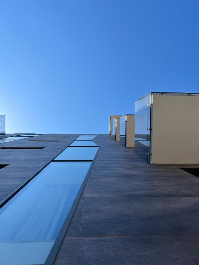Glass House - Smart & Parking