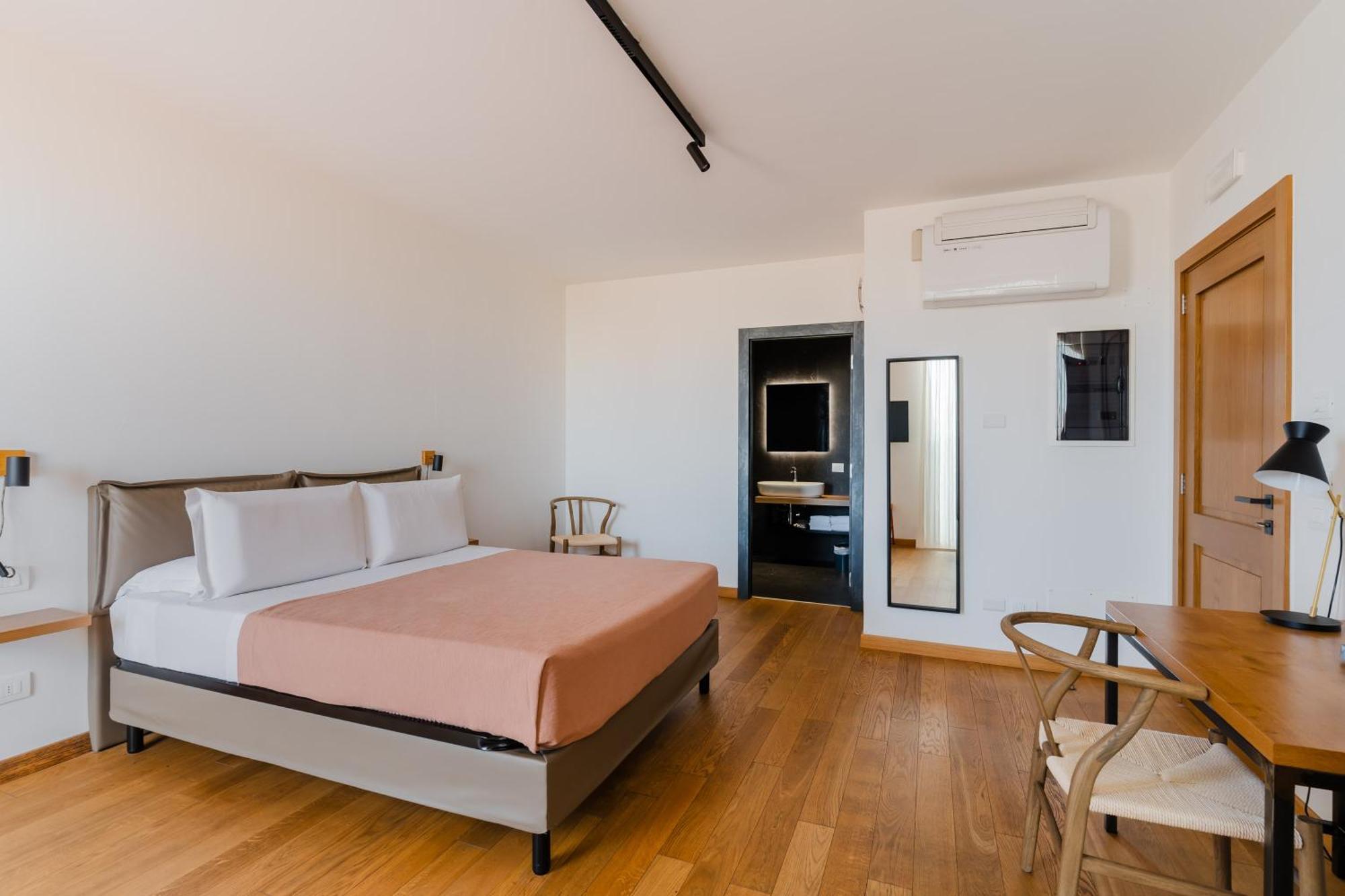 Glass House - Smart & Parking 4* Lecce