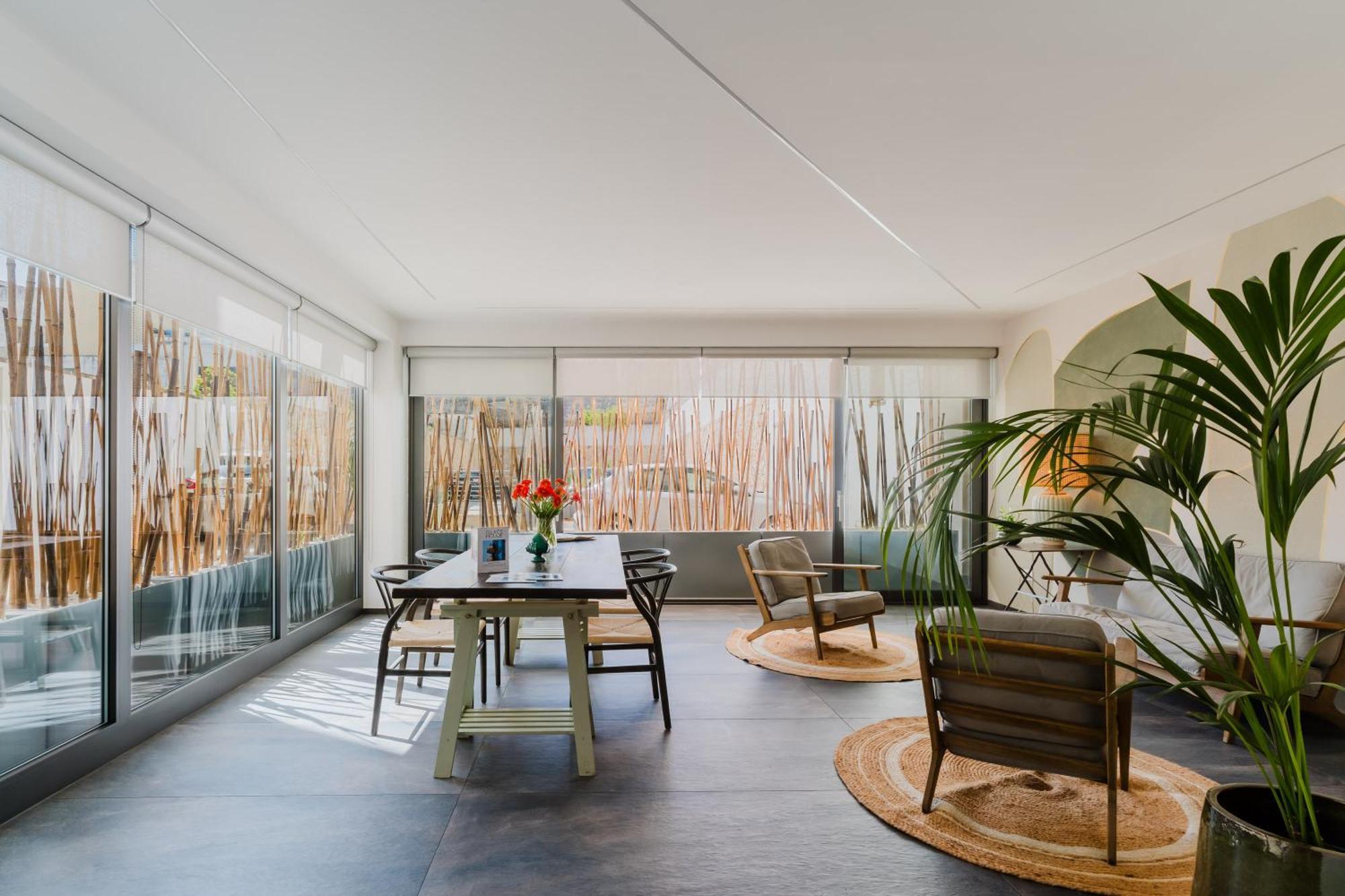 Glass House - Smart & Parking